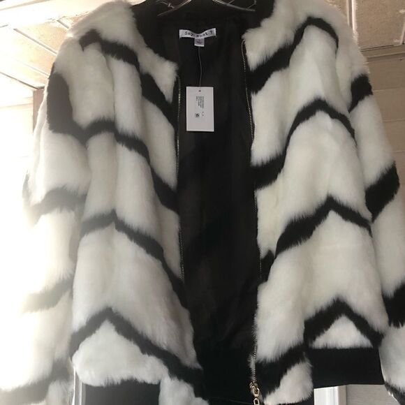 🔥🔥🔥NWT Faux fur black and white coat.was $200 plus dollars at Macys - Picture 7 of 8